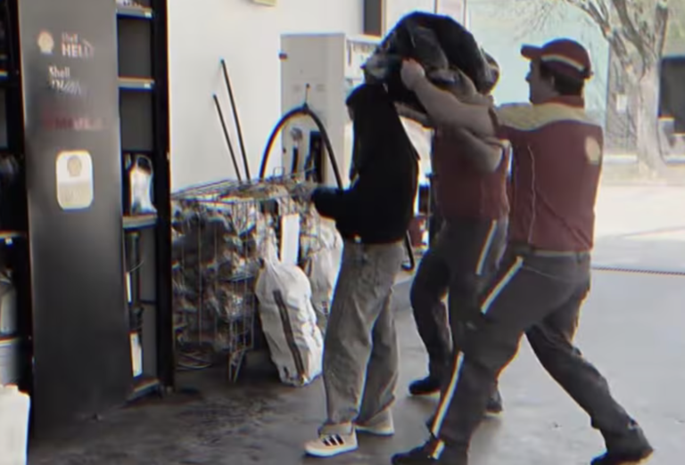 Empleados de Shell simularon encerrar a una mujer en una bolsa